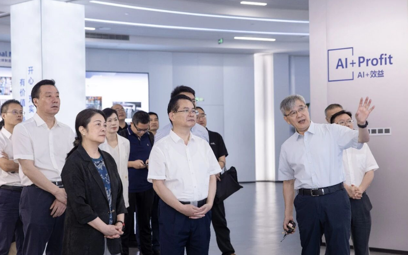 全国政协常委、民革中央副主席刘家强带队调研c7娱乐在线游戏技术，，，，，，共探人为智能与工业深度融合蹊径